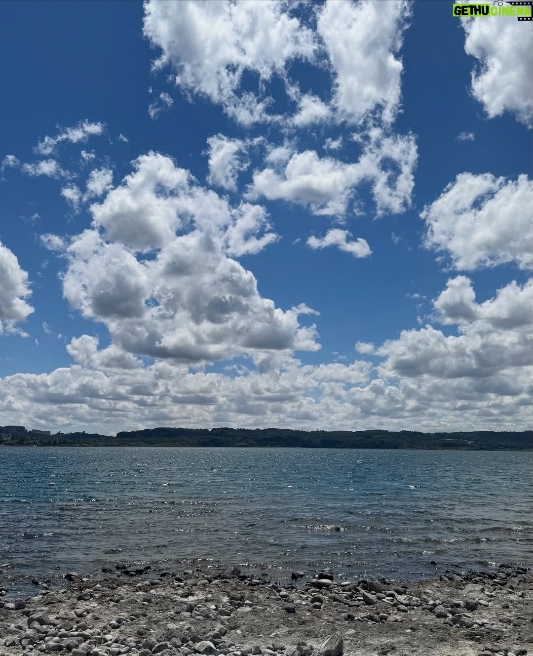 Rosángela Espinoza - 3 Likes - Luz, naturaleza y un vestido que vibra con el paisaje 🌸☀️
El lago Villarrica siempre tiene algo especial 🌱🤍
