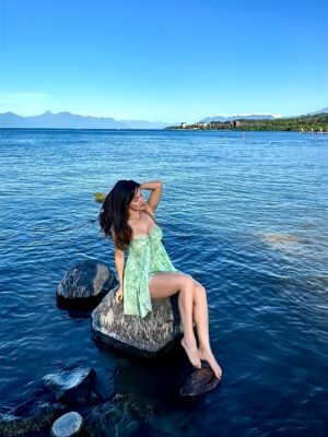 Rosángela Espinoza Instagram - Una tarde simple y hermosa en Villarrica ✨
Paseando por aquí, me regalé un clásico del verano chileno: mote con huesillo 🍑🥤, y terminé mojando mis pies en el lago 🌊 como siempre me gusta conectar con la naturaleza, disfrutando el momento y conociendo un poquito más de este lugar tan lindo. A veces, la felicidad está en lo más sencillo 💚🫶🏻