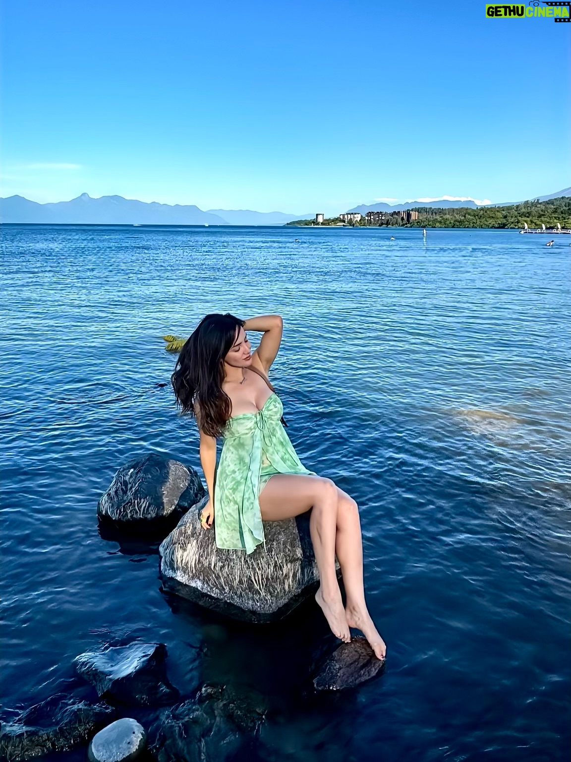 Rosángela Espinoza - 3 Likes - Una tarde simple y hermosa en Villarrica ✨
Paseando por aquí, me regalé un clásico del verano chileno: mote con huesillo 🍑🥤, y terminé mojando mis pies en el lago 🌊 como siempre me gusta conectar con la naturaleza, disfrutando el momento y conociendo un poquito más de este lugar tan lindo. A veces, la felicidad está en lo más sencillo 💚🫶🏻