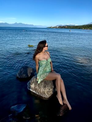Rosángela Espinoza Instagram - Una tarde simple y hermosa en Villarrica ✨
Paseando por aquí, me regalé un clásico del verano chileno: mote con huesillo 🍑🥤, y terminé mojando mis pies en el lago 🌊 como siempre me gusta conectar con la naturaleza, disfrutando el momento y conociendo un poquito más de este lugar tan lindo. A veces, la felicidad está en lo más sencillo 💚🫶🏻