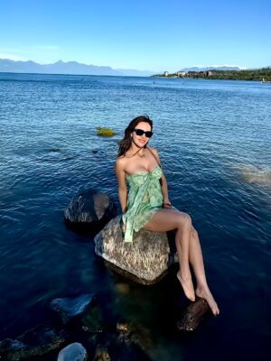 Rosángela Espinoza Instagram - Una tarde simple y hermosa en Villarrica ✨
Paseando por aquí, me regalé un clásico del verano chileno: mote con huesillo 🍑🥤, y terminé mojando mis pies en el lago 🌊 como siempre me gusta conectar con la naturaleza, disfrutando el momento y conociendo un poquito más de este lugar tan lindo. A veces, la felicidad está en lo más sencillo 💚🫶🏻