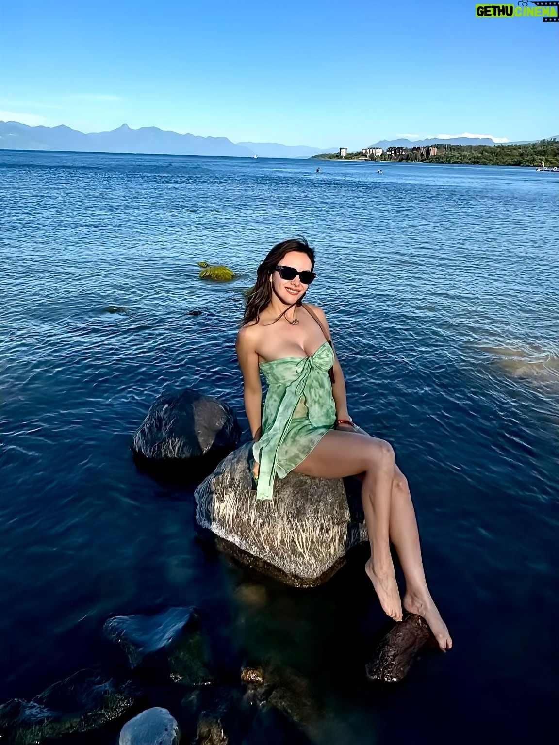 Rosángela Espinoza - 3 Likes - Una tarde simple y hermosa en Villarrica ✨
Paseando por aquí, me regalé un clásico del verano chileno: mote con huesillo 🍑🥤, y terminé mojando mis pies en el lago 🌊 como siempre me gusta conectar con la naturaleza, disfrutando el momento y conociendo un poquito más de este lugar tan lindo. A veces, la felicidad está en lo más sencillo 💚🫶🏻