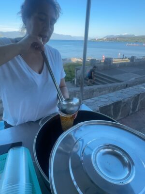 Rosángela Espinoza Instagram - Una tarde simple y hermosa en Villarrica ✨
Paseando por aquí, me regalé un clásico del verano chileno: mote con huesillo 🍑🥤, y terminé mojando mis pies en el lago 🌊 como siempre me gusta conectar con la naturaleza, disfrutando el momento y conociendo un poquito más de este lugar tan lindo. A veces, la felicidad está en lo más sencillo 💚🫶🏻