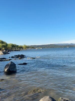 Rosángela Espinoza Instagram - Una tarde simple y hermosa en Villarrica ✨
Paseando por aquí, me regalé un clásico del verano chileno: mote con huesillo 🍑🥤, y terminé mojando mis pies en el lago 🌊 como siempre me gusta conectar con la naturaleza, disfrutando el momento y conociendo un poquito más de este lugar tan lindo. A veces, la felicidad está en lo más sencillo 💚🫶🏻
