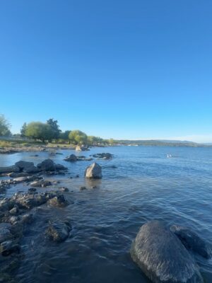 Rosángela Espinoza Instagram - Una tarde simple y hermosa en Villarrica ✨
Paseando por aquí, me regalé un clásico del verano chileno: mote con huesillo 🍑🥤, y terminé mojando mis pies en el lago 🌊 como siempre me gusta conectar con la naturaleza, disfrutando el momento y conociendo un poquito más de este lugar tan lindo. A veces, la felicidad está en lo más sencillo 💚🫶🏻