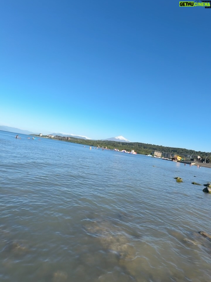 Rosángela Espinoza - 3 Likes - Una tarde simple y hermosa en Villarrica ✨
Paseando por aquí, me regalé un clásico del verano chileno: mote con huesillo 🍑🥤, y terminé mojando mis pies en el lago 🌊 como siempre me gusta conectar con la naturaleza, disfrutando el momento y conociendo un poquito más de este lugar tan lindo. A veces, la felicidad está en lo más sencillo 💚🫶🏻