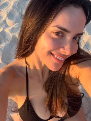Rosángela Espinoza Instagram - Conselho hermosa canción 🎶 😍🇧🇷 . Disfruten ♥️🥰🤍🥂
Deixe de lado esse baixo astral
Deja de lado este mal humor
Erga a cabeça
Levanta tu cabeza
Enfrente o mal
Enfrentar el mal
Que agindo assim
Que actuar así
Será vital para o seu coração
Será vital para tu corazón
É que em cada experiência
Es que en cada experiencia
Se aprende uma lição
Se aprende una lección
Eu já sofri por amar assim
Ya sufrí por amar así
Me dediquei, mas foi tudo em vão
Me dediqué, pero todo fue en vano
Pra que se lamentar
Porque lamentar
Se em sua vida pode encontrar
Si en tu vida puedes encontrar
Quem te ame com toda força e ardor
Que te ama con todas sus fuerzas y ardor
Assim sucumbirá a dor (Tem que lutar)
Así sucumbirás al dolor (hay que luchar)