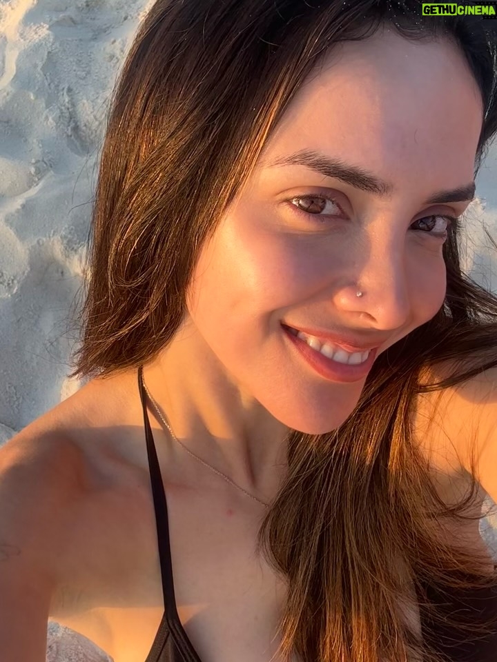 Rosángela Espinoza - 3 Likes - Conselho hermosa canción 🎶 😍🇧🇷 . Disfruten ♥️🥰🤍🥂

Deixe de lado esse baixo astral
Deja de lado este mal humor
Erga a cabeça
Levanta tu cabeza
Enfrente o mal
Enfrentar el mal
Que agindo assim
Que actuar así
Será vital para o seu coração
Será vital para tu corazón
É que em cada experiência
Es que en cada experiencia
Se aprende uma lição
Se aprende una lección
Eu já sofri por amar assim
Ya sufrí por amar así
Me dediquei, mas foi tudo em vão
Me dediqué, pero todo fue en vano
Pra que se lamentar
Porque lamentar
Se em sua vida pode encontrar
Si en tu vida puedes encontrar
Quem te ame com toda força e ardor
Que te ama con todas sus fuerzas y ardor
Assim sucumbirá a dor (Tem que lutar)
Así sucumbirás al dolor (hay que luchar)
