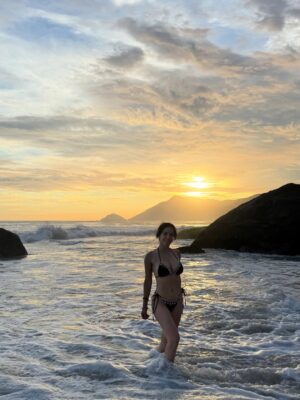 Rosángela Espinoza Instagram - Muito bonito, Brasil ✨. Aprovechando en tomarme fotos en este precioso lugar y sunset 🇧🇷🤍. Si me desconecto ya saben porque 🤭🌅🫶🏻