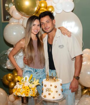 Rosmeri Marval Instagram - Definitivamente que afortunada soy 🥹🙏🏻 Gracias por hacer mi día especial como siempre esposito @aranone y por esta sorpresa tan bonita y celebrar conmigo amigos 🥰 Los amo
📸 @orlyrivasphoto
📍 @hardrockcafeccs