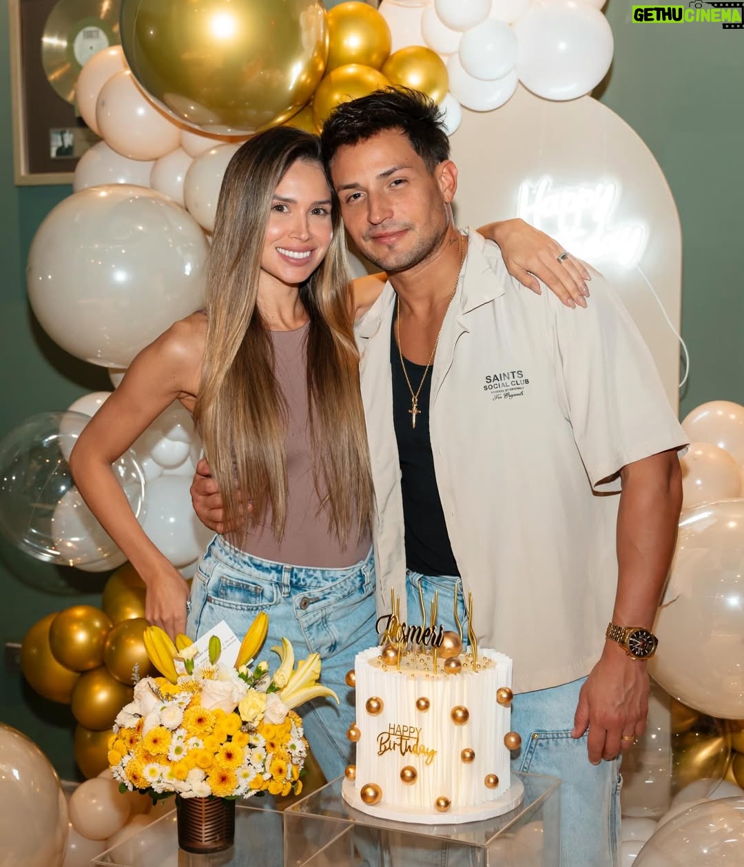 Rosmeri Marval - 199K Likes - Definitivamente que afortunada soy 🥹🙏🏻 Gracias por hacer mi día especial como siempre esposito @aranone y por esta sorpresa tan bonita y celebrar conmigo amigos 🥰 Los amo

📸 @orlyrivasphoto 
📍 @hardrockcafeccs