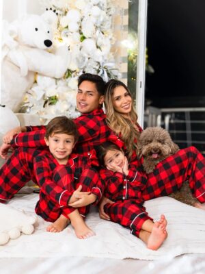 Rosmeri Marval Instagram - Y llegó la Navidad a nuestro hogar 😍 gracias @efectoalvarado porque la idea de que este año tuviéramos nuestro árbol polar con ese oso enorme y las familias de pingüinos a los niños le encantó y a nosotros también al verlos así de felices.
📸 @orlyrivasphoto