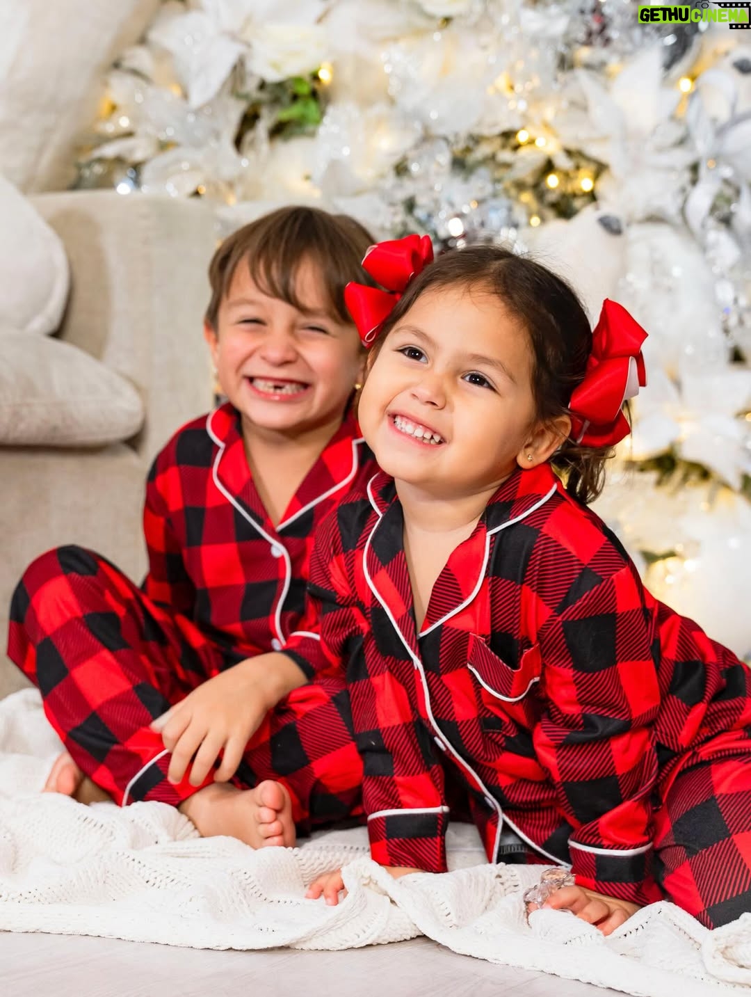 Rosmeri Marval - 221.6K Likes - Y llegó la Navidad a nuestro hogar 😍 gracias @efectoalvarado porque la idea de que este año tuviéramos nuestro árbol polar con ese oso enorme y las familias de pingüinos a los niños le encantó y a nosotros también al verlos así de felices.

📸 @orlyrivasphoto