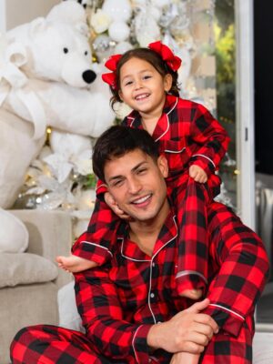 Rosmeri Marval Instagram - Y llegó la Navidad a nuestro hogar 😍 gracias @efectoalvarado porque la idea de que este año tuviéramos nuestro árbol polar con ese oso enorme y las familias de pingüinos a los niños le encantó y a nosotros también al verlos así de felices.
📸 @orlyrivasphoto