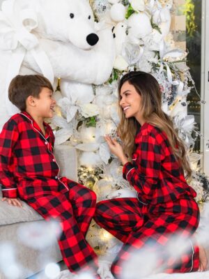 Rosmeri Marval Instagram - Y llegó la Navidad a nuestro hogar 😍 gracias @efectoalvarado porque la idea de que este año tuviéramos nuestro árbol polar con ese oso enorme y las familias de pingüinos a los niños le encantó y a nosotros también al verlos así de felices.
📸 @orlyrivasphoto