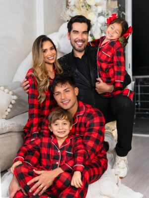 Rosmeri Marval Instagram - Y llegó la Navidad a nuestro hogar 😍 gracias @efectoalvarado porque la idea de que este año tuviéramos nuestro árbol polar con ese oso enorme y las familias de pingüinos a los niños le encantó y a nosotros también al verlos así de felices.
📸 @orlyrivasphoto