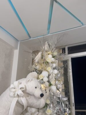 Rosmeri Marval Instagram - Y llegó la Navidad a nuestro hogar 😍 gracias @efectoalvarado porque la idea de que este año tuviéramos nuestro árbol polar con ese oso enorme y las familias de pingüinos a los niños le encantó y a nosotros también al verlos así de felices.
📸 @orlyrivasphoto