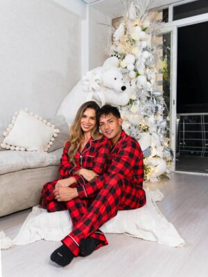 Rosmeri Marval Instagram - Y llegó la Navidad a nuestro hogar 😍 gracias @efectoalvarado porque la idea de que este año tuviéramos nuestro árbol polar con ese oso enorme y las familias de pingüinos a los niños le encantó y a nosotros también al verlos así de felices.
📸 @orlyrivasphoto