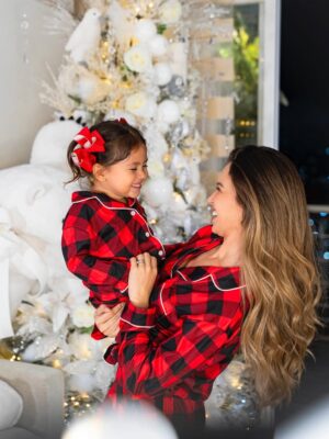 Rosmeri Marval Instagram - Y llegó la Navidad a nuestro hogar 😍 gracias @efectoalvarado porque la idea de que este año tuviéramos nuestro árbol polar con ese oso enorme y las familias de pingüinos a los niños le encantó y a nosotros también al verlos así de felices.
📸 @orlyrivasphoto