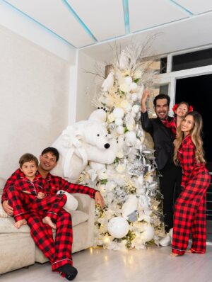 Rosmeri Marval Instagram - Y llegó la Navidad a nuestro hogar 😍 gracias @efectoalvarado porque la idea de que este año tuviéramos nuestro árbol polar con ese oso enorme y las familias de pingüinos a los niños le encantó y a nosotros también al verlos así de felices.
📸 @orlyrivasphoto