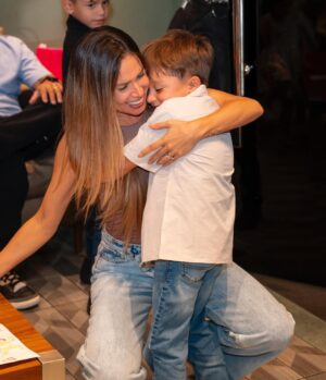 Rosmeri Marval Instagram - Definitivamente que afortunada soy 🥹🙏🏻 Gracias por hacer mi día especial como siempre esposito @aranone y por esta sorpresa tan bonita y celebrar conmigo amigos 🥰 Los amo
📸 @orlyrivasphoto
📍 @hardrockcafeccs