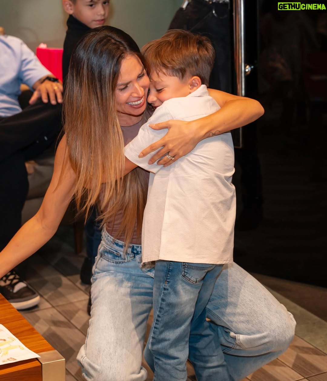 Rosmeri Marval - 199K Likes - Definitivamente que afortunada soy 🥹🙏🏻 Gracias por hacer mi día especial como siempre esposito @aranone y por esta sorpresa tan bonita y celebrar conmigo amigos 🥰 Los amo

📸 @orlyrivasphoto 
📍 @hardrockcafeccs