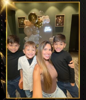 Rosmeri Marval Instagram - Definitivamente que afortunada soy 🥹🙏🏻 Gracias por hacer mi día especial como siempre esposito @aranone y por esta sorpresa tan bonita y celebrar conmigo amigos 🥰 Los amo
📸 @orlyrivasphoto
📍 @hardrockcafeccs