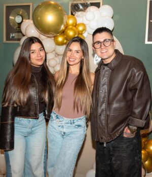 Rosmeri Marval Instagram - Definitivamente que afortunada soy 🥹🙏🏻 Gracias por hacer mi día especial como siempre esposito @aranone y por esta sorpresa tan bonita y celebrar conmigo amigos 🥰 Los amo
📸 @orlyrivasphoto
📍 @hardrockcafeccs