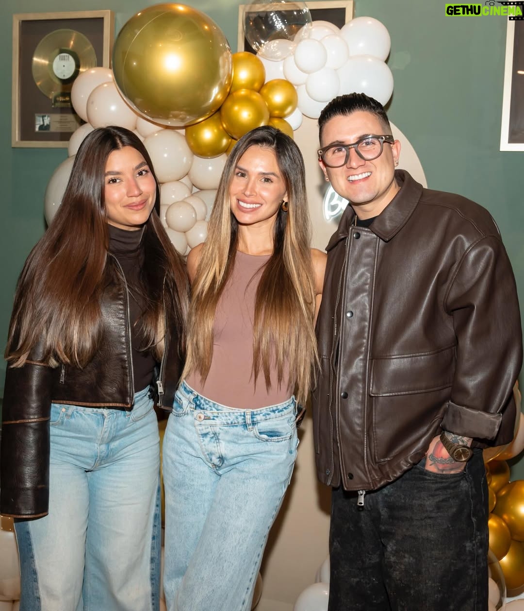 Rosmeri Marval - 199K Likes - Definitivamente que afortunada soy 🥹🙏🏻 Gracias por hacer mi día especial como siempre esposito @aranone y por esta sorpresa tan bonita y celebrar conmigo amigos 🥰 Los amo

📸 @orlyrivasphoto 
📍 @hardrockcafeccs