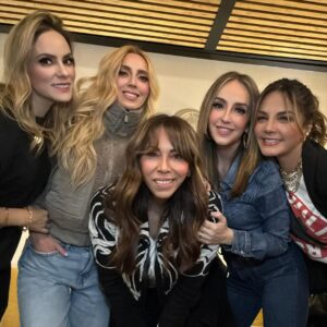 Rossana Nájera Instagram - Apapacho Team💞 Hay amigos que son familia, son vitamina: llenan de fuerza, iluminan el alma y transforman los días grises en luz. Son los favoritos del corazón, los que nos recuerdan que la vida siempre es más bonita cuando se camina bien acompañado❤️ Los amo!!! Recuerdos del #ChocoFest hace 2 semanas ✨🥰 #TB