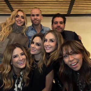 Rossana Nájera Instagram - Apapacho Team💞 Hay amigos que son familia, son vitamina: llenan de fuerza, iluminan el alma y transforman los días grises en luz. Son los favoritos del corazón, los que nos recuerdan que la vida siempre es más bonita cuando se camina bien acompañado❤️ Los amo!!! Recuerdos del #ChocoFest hace 2 semanas ✨🥰 #TB
