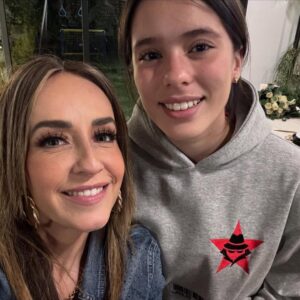 Rossana Nájera Instagram - Apapacho Team💞 Hay amigos que son familia, son vitamina: llenan de fuerza, iluminan el alma y transforman los días grises en luz. Son los favoritos del corazón, los que nos recuerdan que la vida siempre es más bonita cuando se camina bien acompañado❤️ Los amo!!! Recuerdos del #ChocoFest hace 2 semanas ✨🥰 #TB