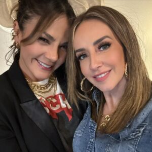 Rossana Nájera Instagram - Apapacho Team💞 Hay amigos que son familia, son vitamina: llenan de fuerza, iluminan el alma y transforman los días grises en luz. Son los favoritos del corazón, los que nos recuerdan que la vida siempre es más bonita cuando se camina bien acompañado❤️ Los amo!!! Recuerdos del #ChocoFest hace 2 semanas ✨🥰 #TB