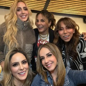 Rossana Nájera Instagram - Apapacho Team💞 Hay amigos que son familia, son vitamina: llenan de fuerza, iluminan el alma y transforman los días grises en luz. Son los favoritos del corazón, los que nos recuerdan que la vida siempre es más bonita cuando se camina bien acompañado❤️ Los amo!!! Recuerdos del #ChocoFest hace 2 semanas ✨🥰 #TB