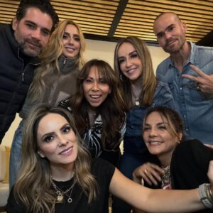 Rossana Nájera Instagram - Apapacho Team💞 Hay amigos que son familia, son vitamina: llenan de fuerza, iluminan el alma y transforman los días grises en luz. Son los favoritos del corazón, los que nos recuerdan que la vida siempre es más bonita cuando se camina bien acompañado❤️ Los amo!!! Recuerdos del #ChocoFest hace 2 semanas ✨🥰 #TB