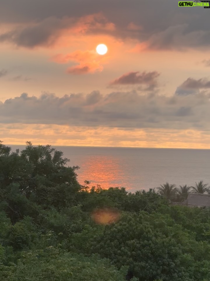 Rossana Nájera - 5.8K Likes - Cómo llenar el corazón de felicidad en 24hrs?…. Así! 💕👭🏻☀️🌊👙🎶🌴🥥🩷✨

Las amo y amo tenerlas en mi vida!