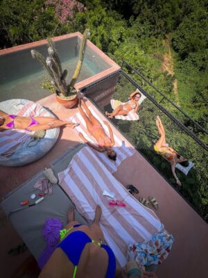 Rossana Nájera Instagram - Cómo llenar el corazón de felicidad en 24hrs?…. Así! 💕👭🏻☀️🌊👙🎶🌴🥥🩷✨
Las amo y amo tenerlas en mi vida!
