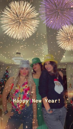 Rouwaida Attieh Instagram - #happynewyear #sisters
سنه سعيده للكل بعيده عن الضغوطات والحزن وكلها فرح واهم شيء الصحه للجميع🤍سنه خير الكم ولحبايبكم🤍
#سوريا #رويدا_عطية #2026 @shisho12_12attieh @zizi_hhmm
