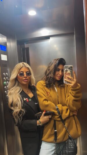 Rouwaida Attieh Instagram - انا عايز انحرف🙄بس منيح لقيت اللي يوجهني🤣🤣
#sisters #funnyvideos #syria #germany
#رويدا_عطية
@shisho12_12attieh