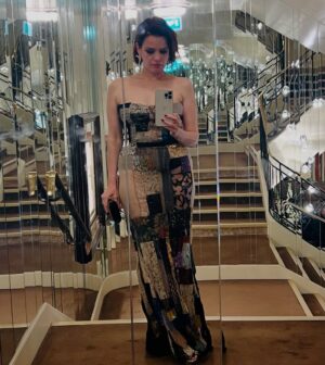 Roxane Mesquida Instagram - Cannes was truly unforgettable — Part 4 ✨
Sharing some behind-the-scenes moments that mean so much to me.
Endless gratitude to everyone who made this experience so special ❤️
Merci @evamalaf pour les super photos ❤️
💄@jamiecoombesmua for @diorbeauty 
@cyrilhair for @dysonbeauty_fr 
👗 @oliviertheyskens @dicekayek @driesvannoten @sezane 
👓 @jacquesmariemage 
👠 @christianlouboutin 
Skincare @foreo_france 
@karolynel @_alexandrabe_ @sarahdibonastudio 
@elev8.on @agence_oz