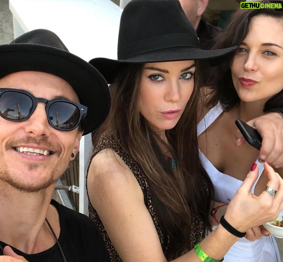 Roxanne McKee - 1.9K Likes - We are number 1! 
INSIDE MAN on NETFLIX UK
Fell a little bit in love with everyone on this movie. Hope you do too ❤️
Here are some pics of cast and crew 
@emjaybassett 📹💪❤️
