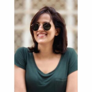 Rucha Inamdar Instagram - Aaj-kal ki humari bhaag-daud wali zindagi me, 
ek chhotasa pause lete hai.. 

thoda muskurate hai, 
thodi baatein karte hai, 
achhasa kuch khaate hai, 
aur apnon ke saath 
thodasa aur jee lete hai..

In short..
Aao aaj thoda aur ‘Sunday’ manate hai! ☺️☀️

#sunday #funday #happysoul #friends #family #familytime #sunlight #foodforsoul #chill #breakday #rayban #raybanclassic #brightsun #sunnyday