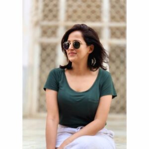 Rucha Inamdar Instagram - Aaj-kal ki humari bhaag-daud wali zindagi me, 
ek chhotasa pause lete hai.. 

thoda muskurate hai, 
thodi baatein karte hai, 
achhasa kuch khaate hai, 
aur apnon ke saath 
thodasa aur jee lete hai..

In short..
Aao aaj thoda aur ‘Sunday’ manate hai! ☺️☀️

#sunday #funday #happysoul #friends #family #familytime #sunlight #foodforsoul #chill #breakday #rayban #raybanclassic #brightsun #sunnyday
