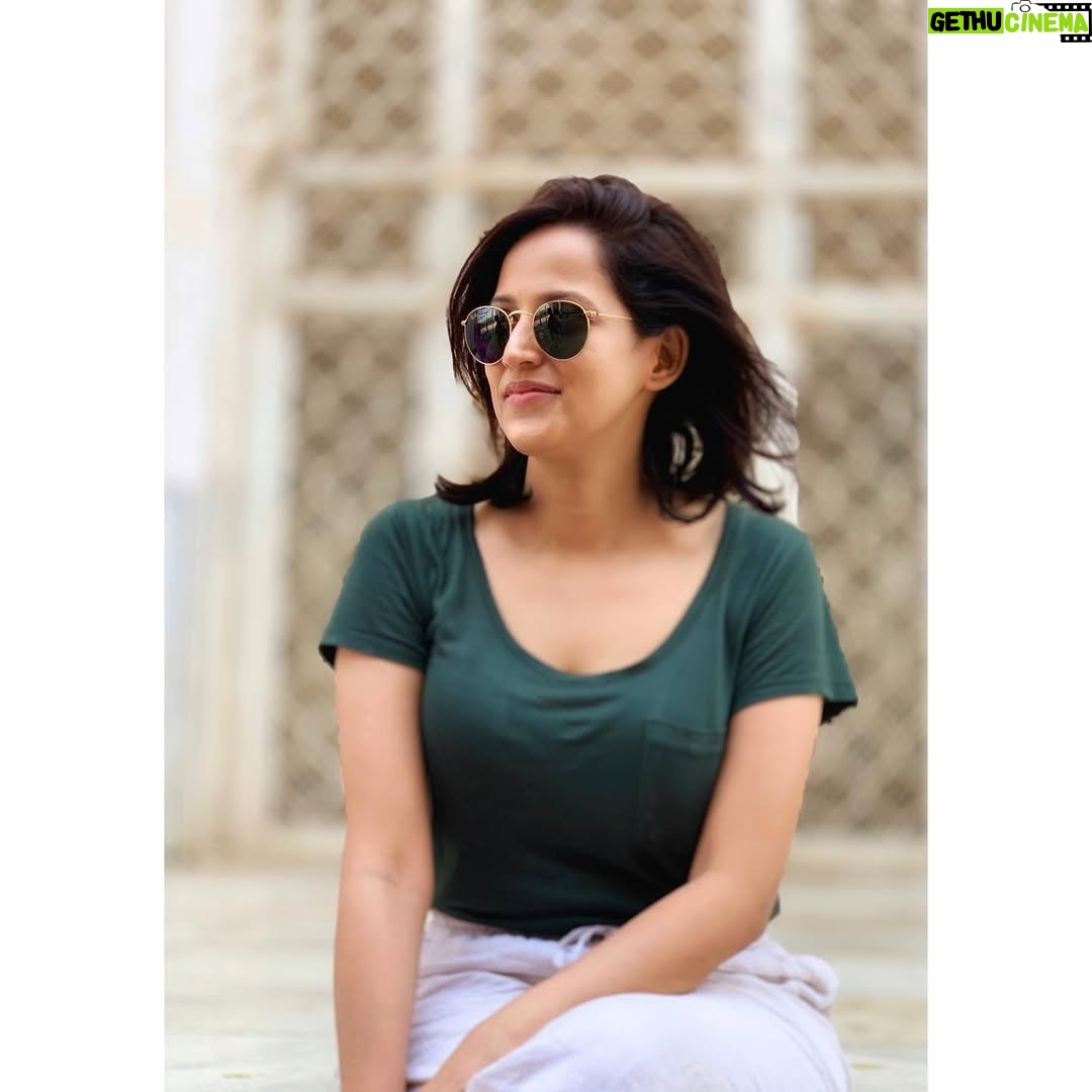 Rucha Inamdar - 29.7K Likes - Aaj-kal ki humari bhaag-daud wali zindagi me, 
ek chhotasa pause lete hai.. 

thoda muskurate hai, 
thodi baatein karte hai, 
achhasa kuch khaate hai, 
aur apnon ke saath 
thodasa aur jee lete hai..

In short..
Aao aaj thoda aur ‘Sunday’ manate hai! ☺️☀️

#sunday #funday #happysoul #friends #family #familytime #sunlight #foodforsoul #chill #breakday #rayban #raybanclassic #brightsun #sunnyday