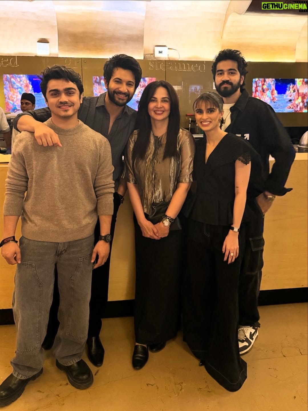 Rukhsar - 53.8K Likes - .
‘Jinke sar ho ishq ki chaon.
Paaon ke neeche jannat hogi’.
.
.
.
(Baccha logs,yes we are family,aisha ahmed,single papa)