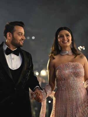 Rupal Yadav Instagram - I want to relive this night 🥹✨
Full sangeet performance dekhi humari???
Nahi dekhi toh YouTube par jaake abhi dekho jaldi 🥰💃🕺

#sangeetnight