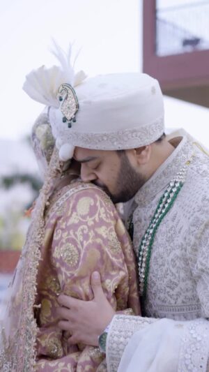 Rupal Yadav Instagram - so special🥹💕 have watched it thousand times already😭
@rajat.gupta96 lysm❤️

#firstlook #newlywed #RloveStory
