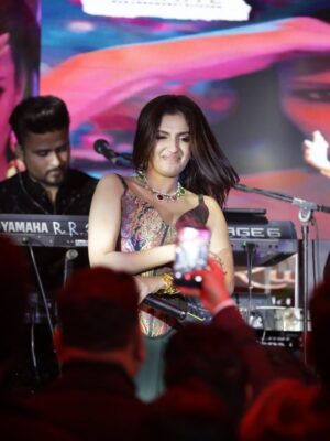 Rupali Jagga Instagram - मुझे फुर्सत कहाँ कि मौसम सुहाना देखूँ ।
तेरी यादों से निकलूँ तब तो ज़माना देखूँ ।। ♥️🍃
.
.
📸 From #SUFIBOLLYWITHRUPALI ♥️
Last One Is My ♥️
.
.
Outfit- @labelmuslin
Jewellery- @dilip.jewelers
Styling team - @pragyamalpani
Stylist- @styledbysujata
#sufimusic #rupalijagga #sufipoetry #shayari