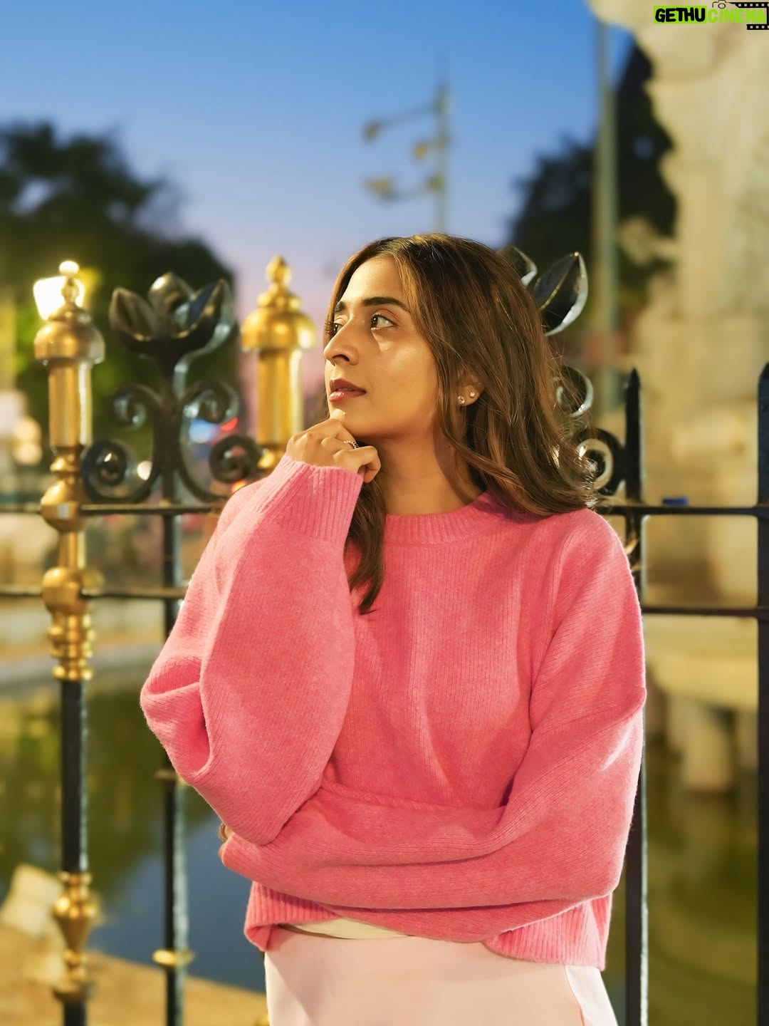 Rutvi Bhatt - 1K Likes - The eyes, Chico, they never lie 👀
🫶 Here’s me romanticizing a city that has come to become my home in the last one year
🌻 Mumbai, thank you for being so full of love and forever welcoming everyone with open arms!

.
.
.
#mumbai #bombay #ootd #bandra #town #love #happy #emotions #shaadi