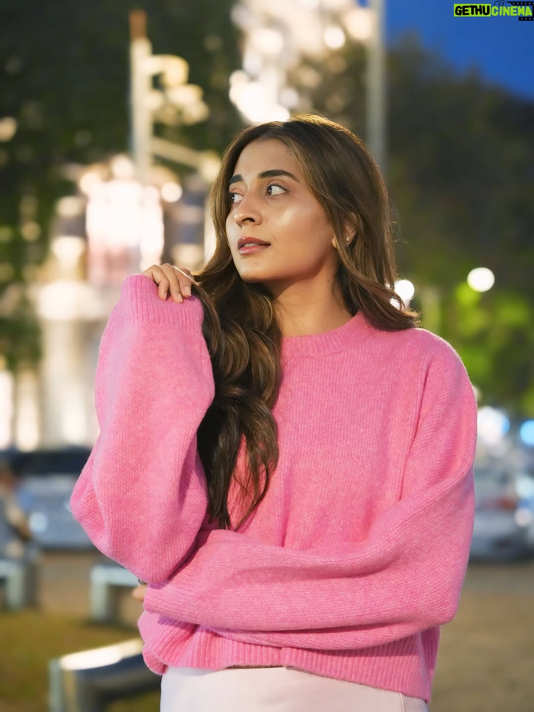 Rutvi Bhatt - 1K Likes - The eyes, Chico, they never lie 👀
🫶 Here’s me romanticizing a city that has come to become my home in the last one year
🌻 Mumbai, thank you for being so full of love and forever welcoming everyone with open arms!

.
.
.
#mumbai #bombay #ootd #bandra #town #love #happy #emotions #shaadi
